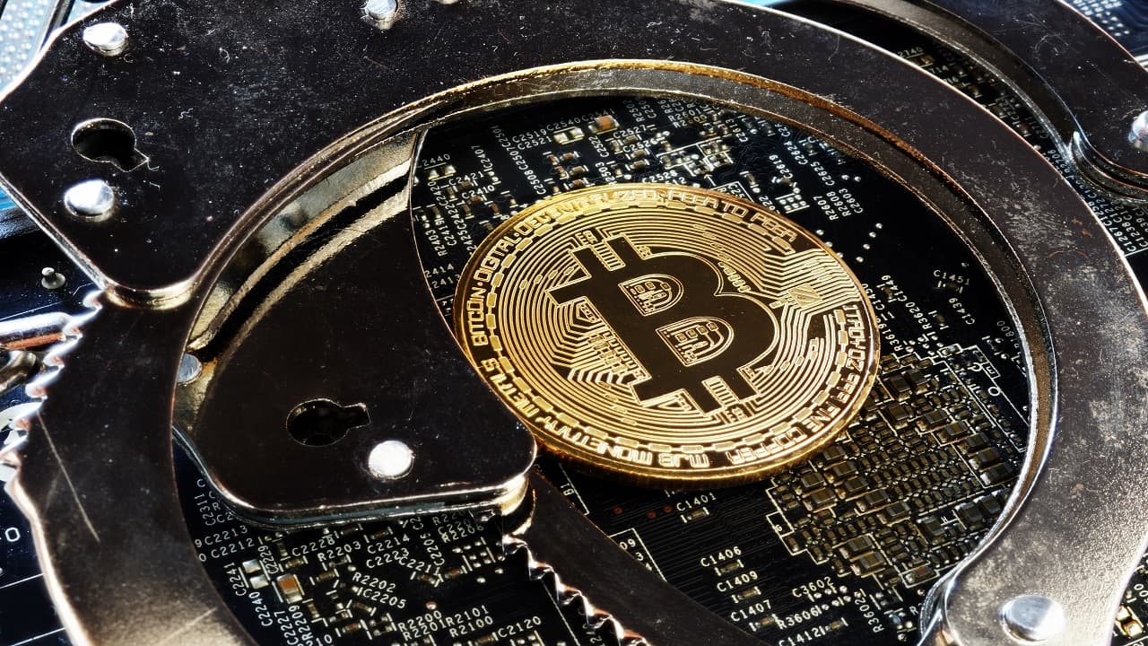 Empresa promete retorno de até 2% ao dia em cripto e gera suspeitas; BeInCrypto esteve em evento