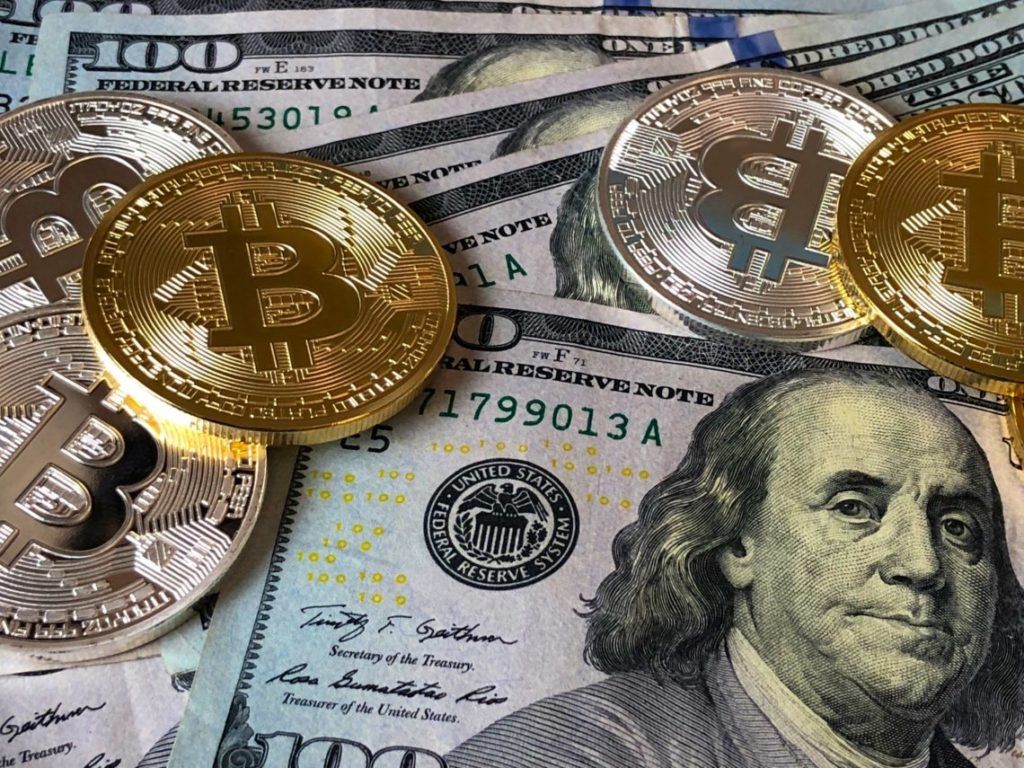 Dólar e renda fixa “salvaram” fundos de criptomoedas em mês ruim; veja resultados