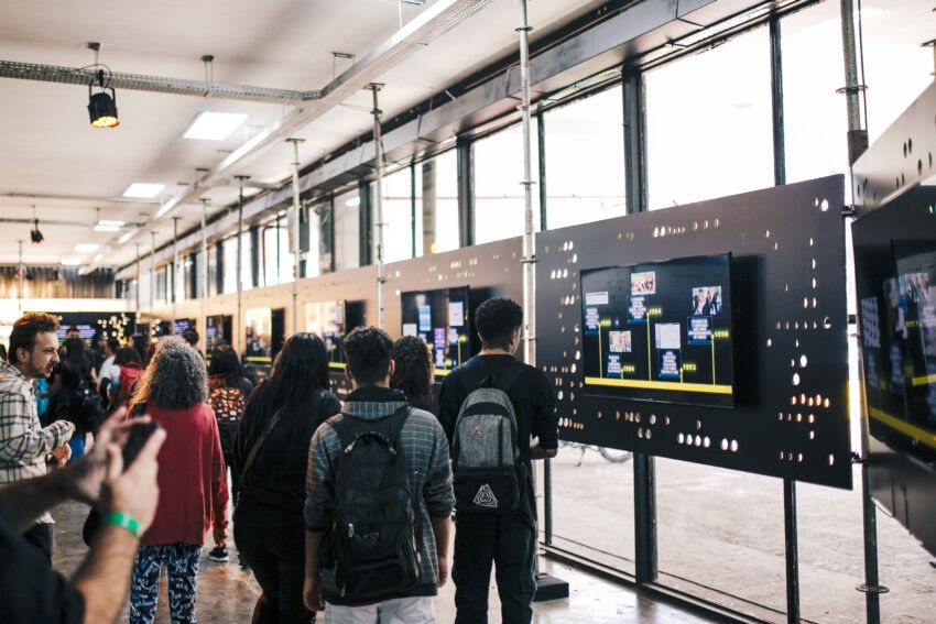 Estudantes invadem NFT.Brasil na Bienal. Evento tem itens inéditos do Kobe Bryant