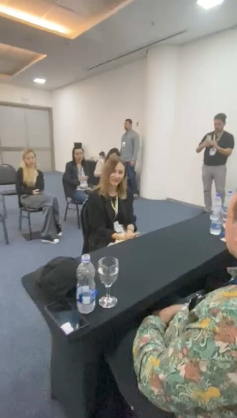Alena Afanaseva entrevistando o CEO da Cardano, Charles Hoskinson no Blockchain Rio 2024. Imagem: Aline Fernandes