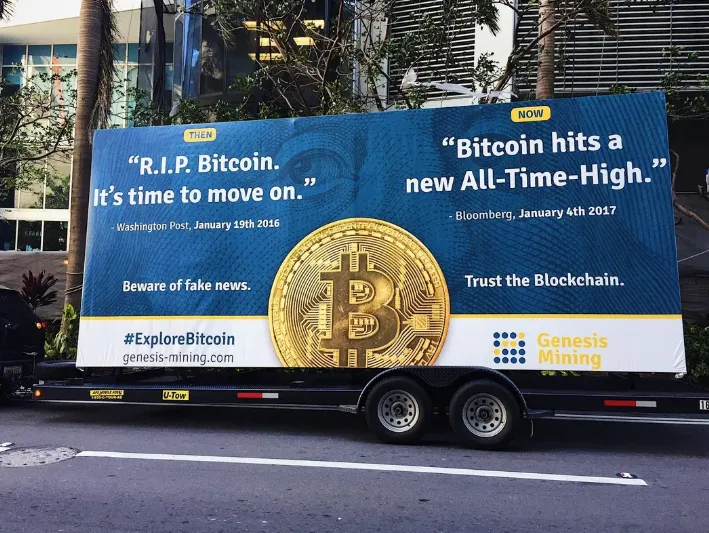 Placa em Miami criticava céticos e anunciava novo recorde do Bitcoin